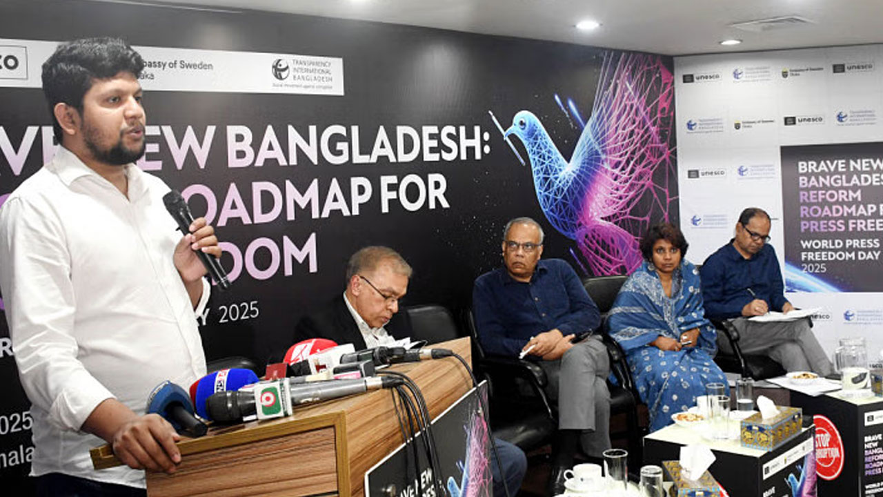 সাংবাদিকরা বেশি প্রশ্ন করলে দায়িত্বশীলরা বেশি সচেতন হবেন: তথ্য উপদেষ্টা