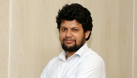 শান্ত হোন, সরকারকে কাজ করতে দিন: মাহফুজ আলম