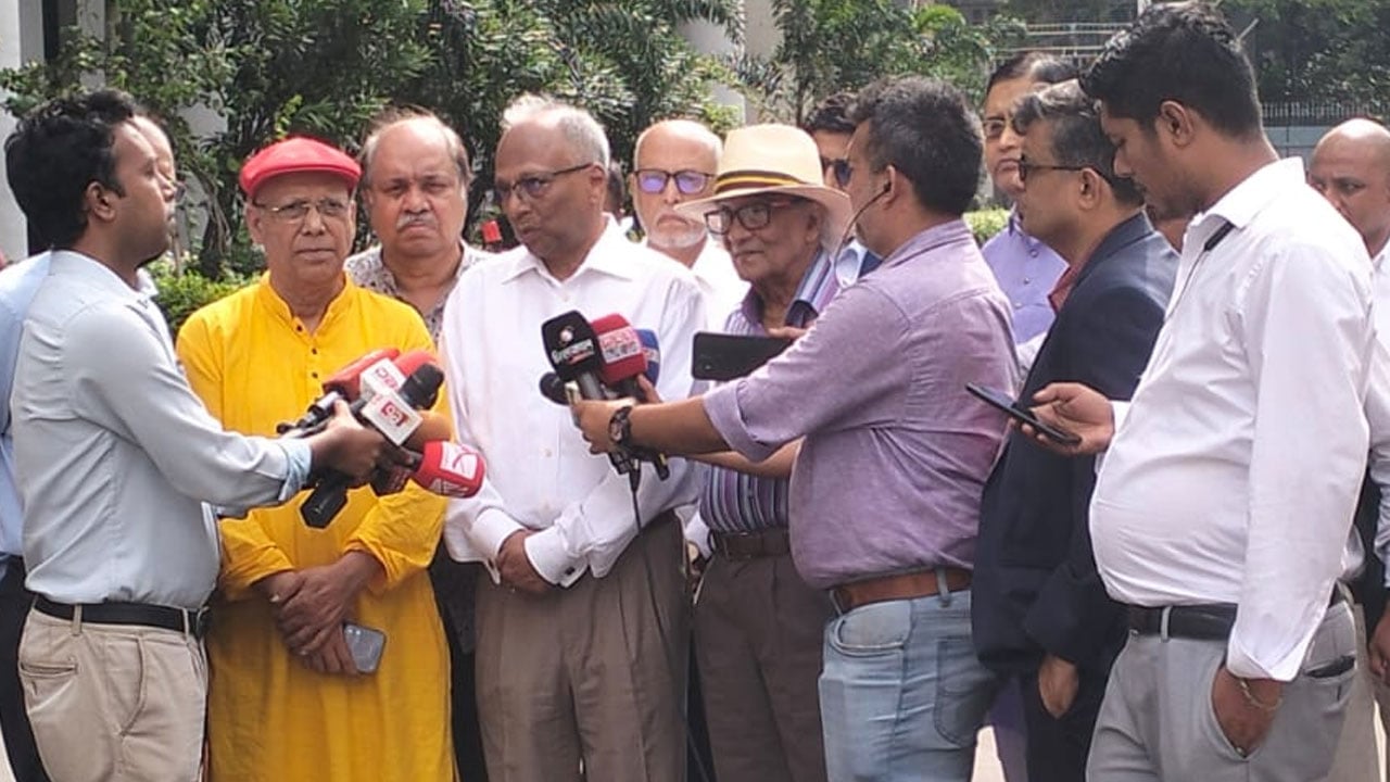সাংবাদিকদের প্রশ্ন করার অধিকার যেন খর্ব করা না হয়: মাহমুদুর রহমান