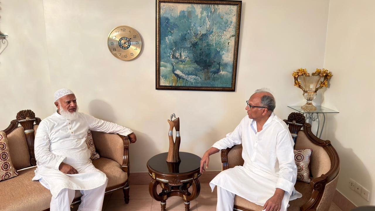 স্বাস্থ্যের খোঁজ নিতে আমার দেশ সম্পাদকের বাসায় বিরোধীদলীয় নেতা