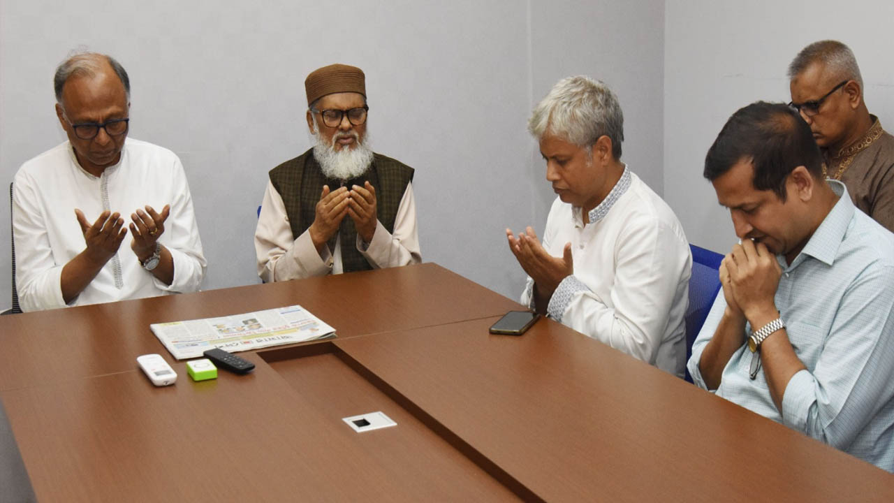 আমার দেশ সম্পাদকের মায়ের জন্য দোয়া ধর্ম উপদেষ্টার
