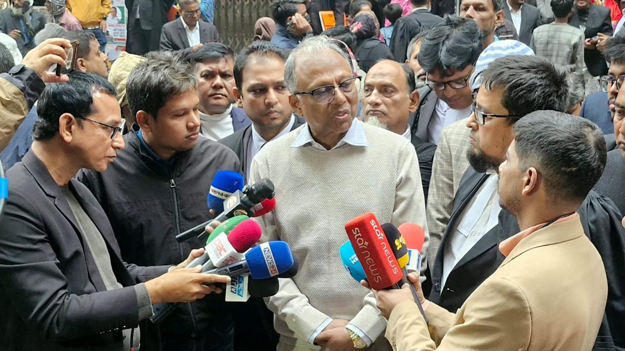 আদালত প্রাঙ্গণে সাংবাদিকদের সঙ্গে কথা বলেন আমার দেশ সম্পাদক মাহমুদুর রহমান। ছবি : আমার দেশ