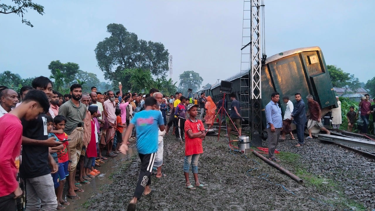 পদ্মরাগের ট্রেনের ৫ বগি লাইনচ্যুত, ১১ ঘণ্টা ধরে ট্রেন চলাচল বন্ধ