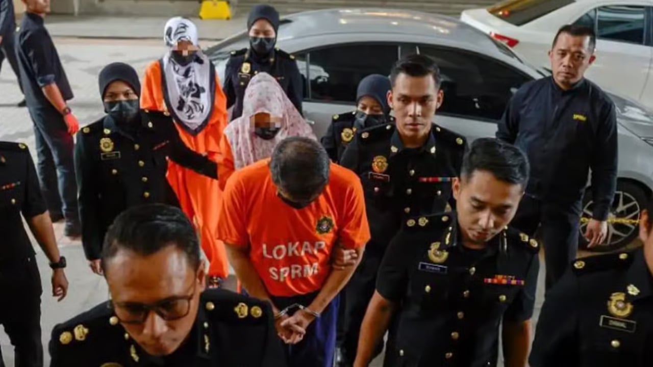 মালয়েশিয়ার সাবেক সেনাপ্রধান ২ স্ত্রীসহ গ্রেপ্তার