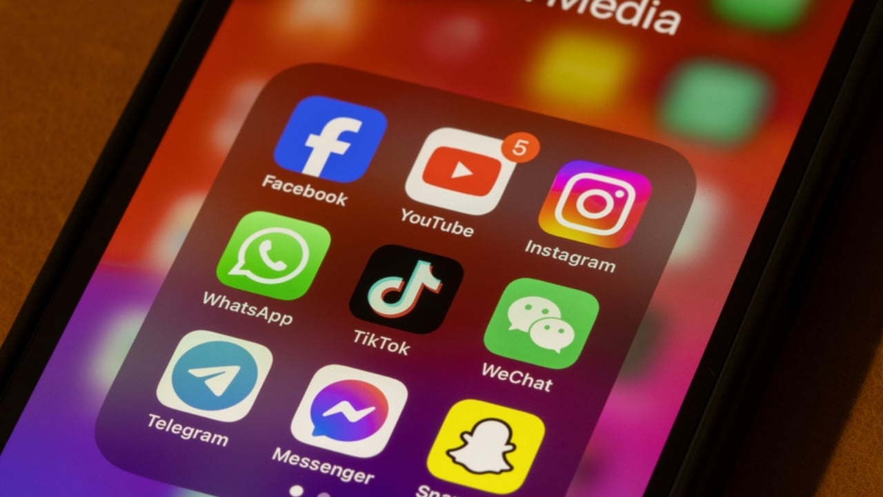 শিশুদের জন্য সামাজিকমাধ্যম নিষিদ্ধ করতে যাচ্ছে মালয়েশিয়া