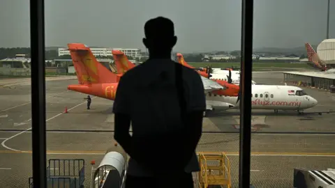 ইন্দোনেশিয়ার দাবানলের ধোঁয়ার কারণে সিঙ্গাপুরে ফ্লাইট বাতিল করল মালয়েশিয়া