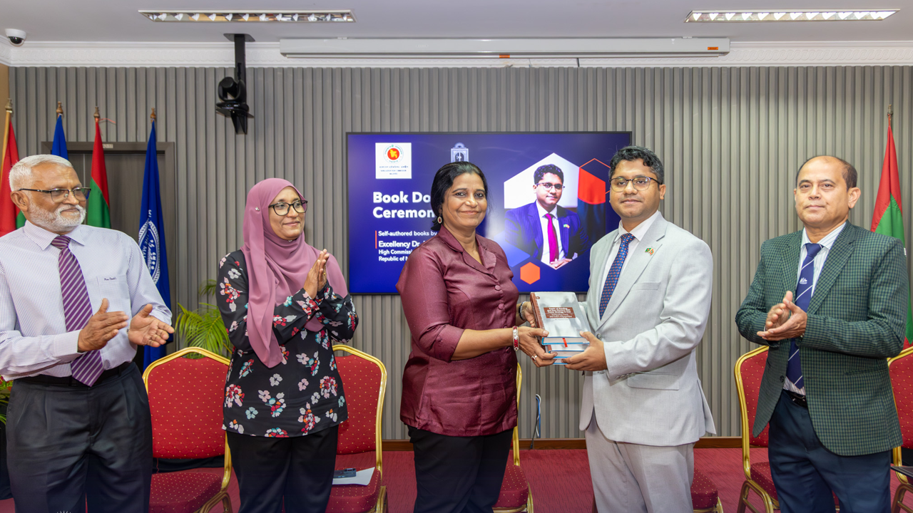 মালদ্বীপের এমএনইউতে বাংলাদেশের হাইকমিশনের বই উপহার, সহযোগিতা জোরদারের আহ্বান