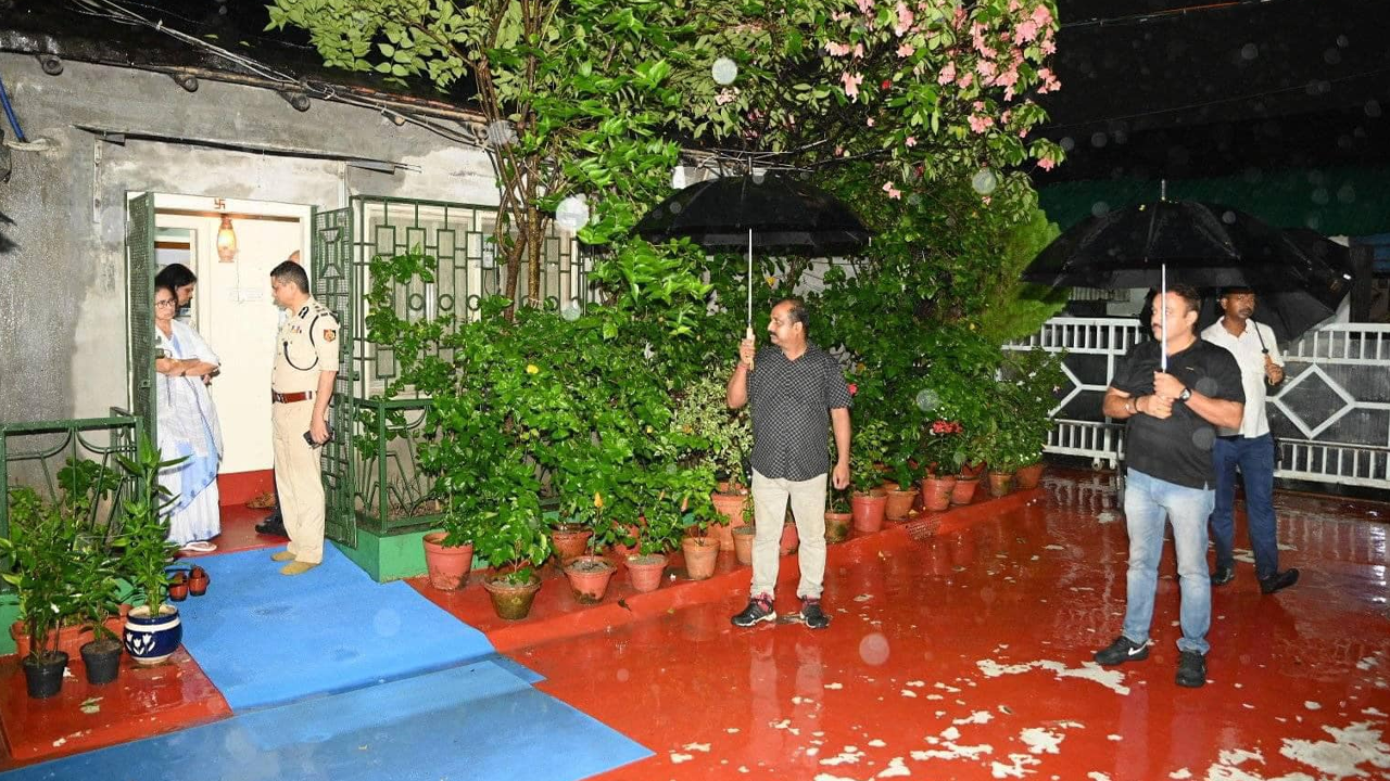 ভোট-পরবর্তী অশান্তির মেঘ পশ্চিমবঙ্গে, মমতার বাড়ির সামনে সেনা