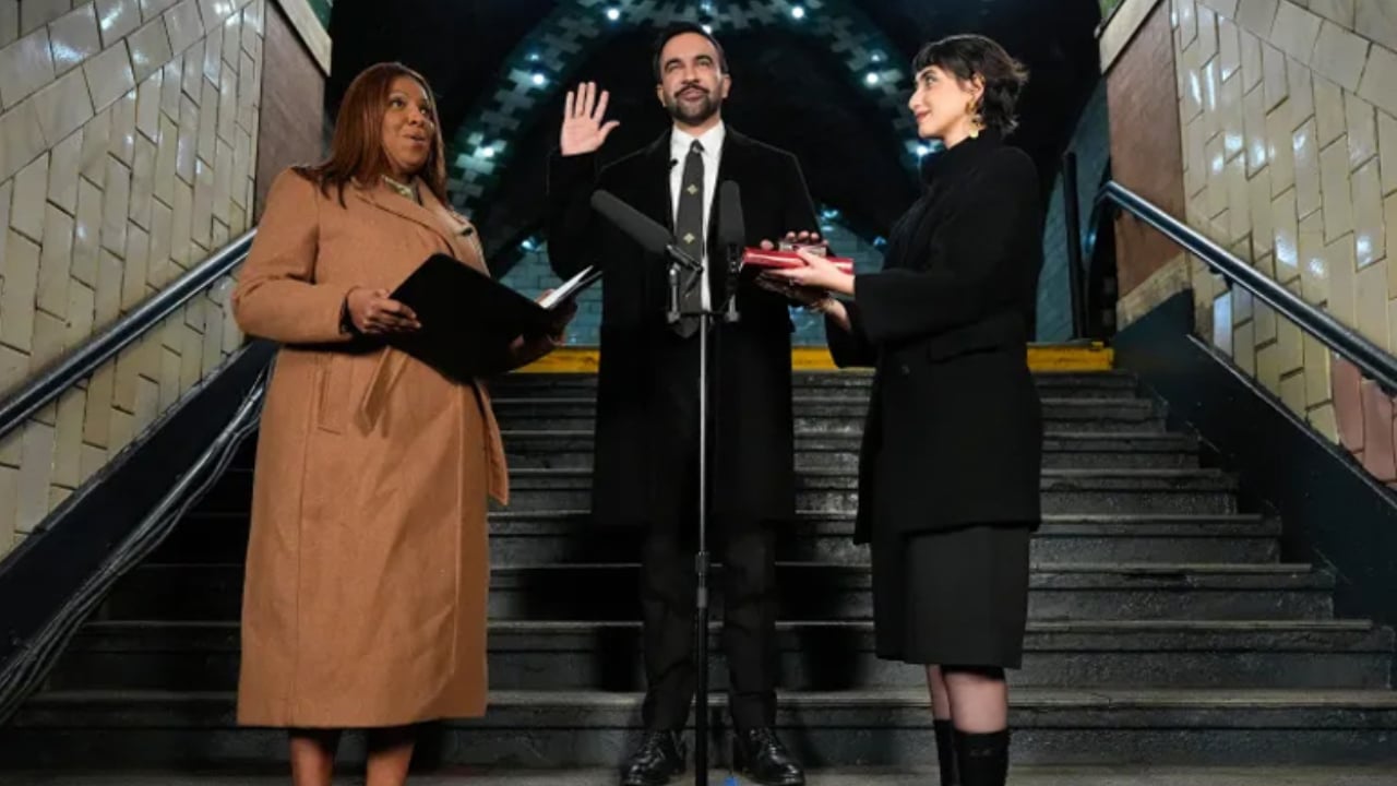 পবিত্র কোরআন হাতে শপথ নিলেন মামদানি