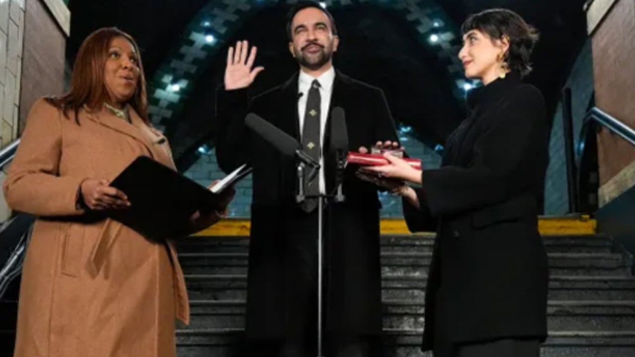 পবিত্র কোরআন হাতে শপথ নিলেন মামদানি