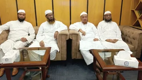 চার দিনের সফরে রাতে মালয়েশিয়া যাচ্ছেন মামুনুল হক 