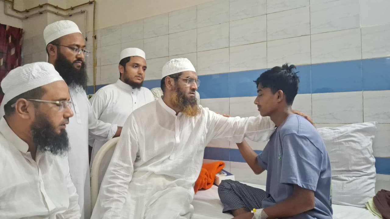 হবিগঞ্জে হামলায় আহত আলিফকে দেখতে হাসপাতালে মাওলানা মামুনুল হক
