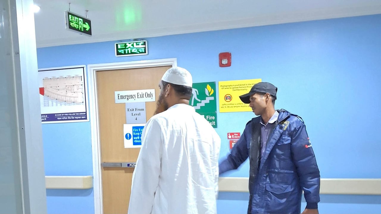 খালেদা জিয়াকে দেখতে হাসপাতালে মামুনুল হক