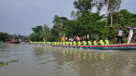 এক যুগ পর হরিরামপুরে নৌকাবাইচ, ইছামতীর দুই পাড়ে মানুষের ঢল