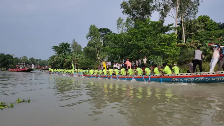 এক যুগ পর হরিরামপুরে নৌকাবাইচ, ইছামতীর দুই পাড়ে মানুষের ঢল