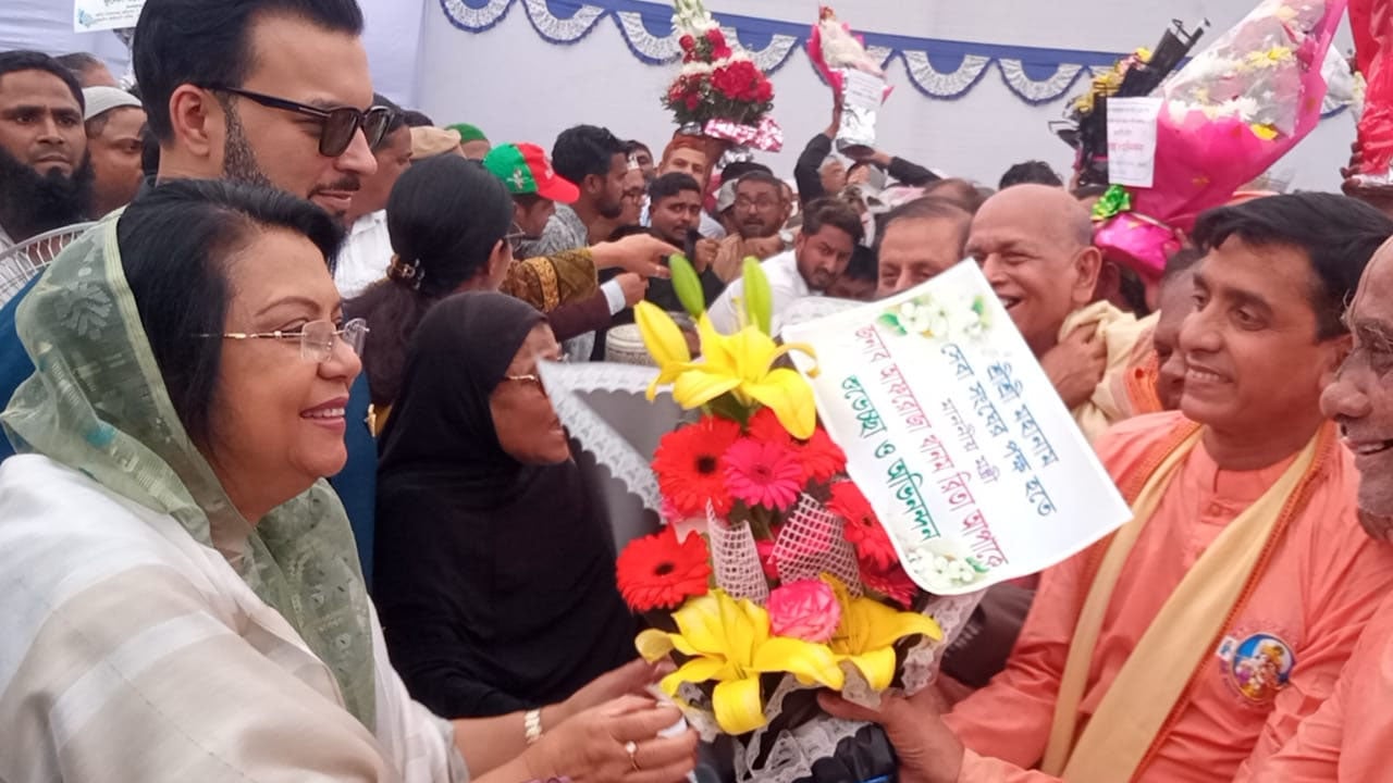 মানিকগঞ্জে এসে ফুলে ফুলে সিক্ত আফরোজা খানম রিতা