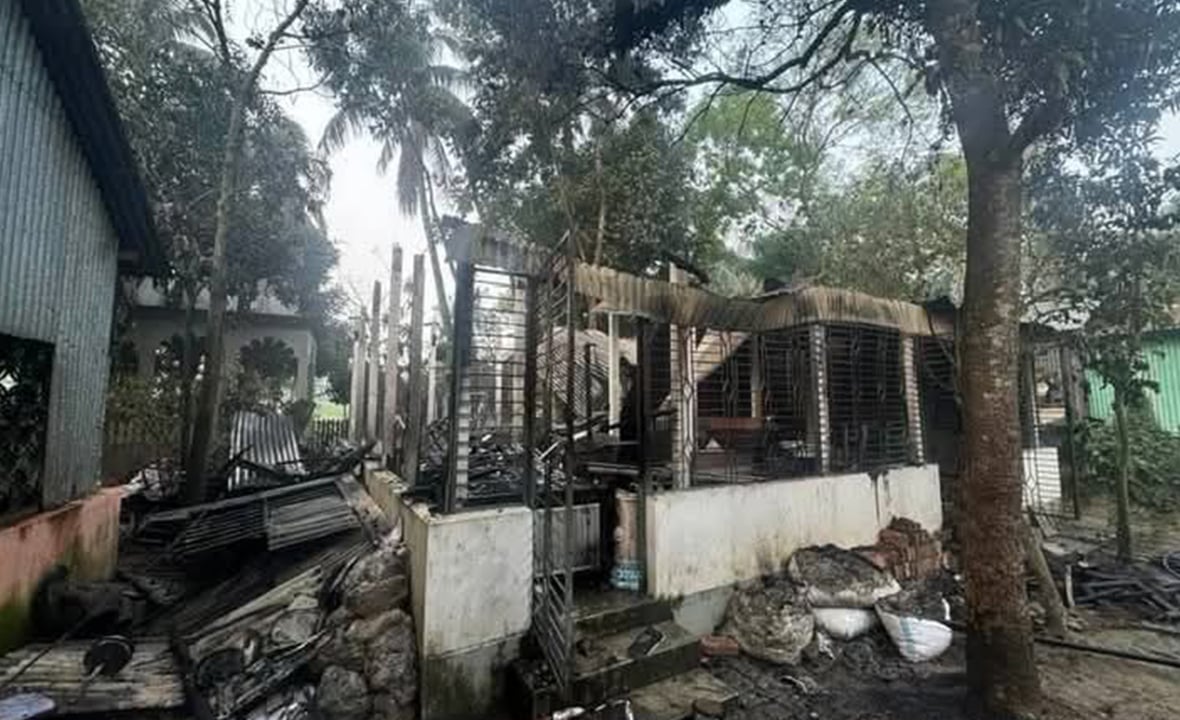 পয়লা বৈশাখের মোটিফ বানানো চিত্রশিল্পীর বাড়িতে অগ্নিসংযোগ