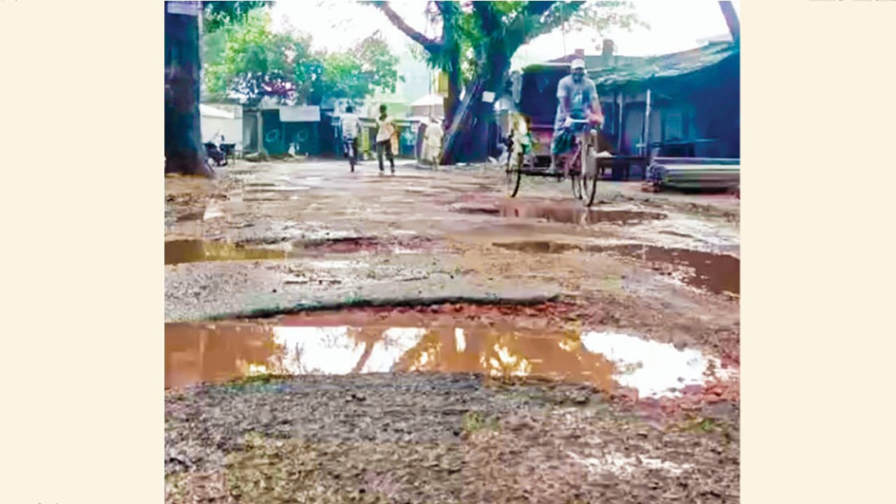 শিবালয়ের উথলী-জাফরগঞ্জ সড়ক এখন মরণফাঁদ
