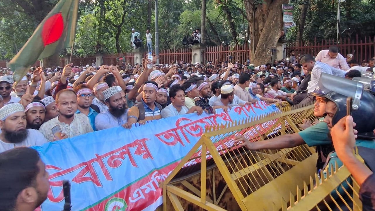 শিক্ষকদের ‘মার্চ টু সচিবালয়’ শুরু, শক্ত অবস্থানে পুলিশ
