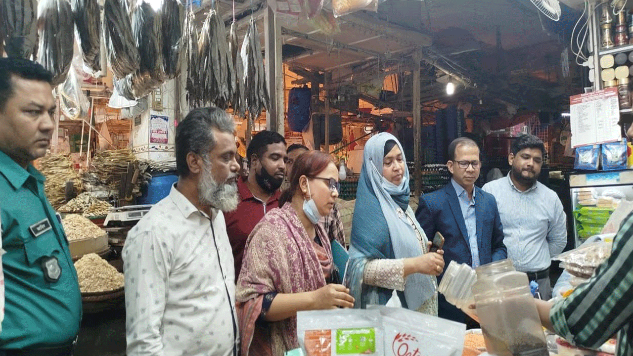বাজারে বাণিজ্য মন্ত্রণালয়ের তদারকি, জরিমানা আদায়
