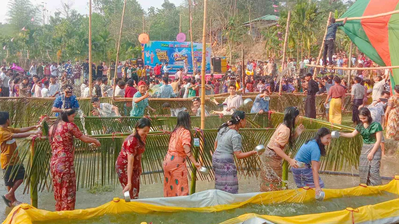 লামায় মারমা তরুণ-তরুণীরা মেতেছে ‘জলকেলি উৎসবে’