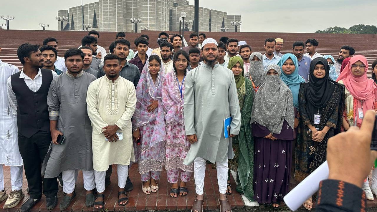 শিক্ষার্থীদের সংসদ ভবন ঘুরিয়ে দেখালেন এমপি মাসুদ