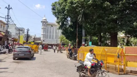 ভারতে মসজিদ ভাঙা ঠেকাতে রাতেও পাহারা দিচ্ছেন মুসল্লিরা