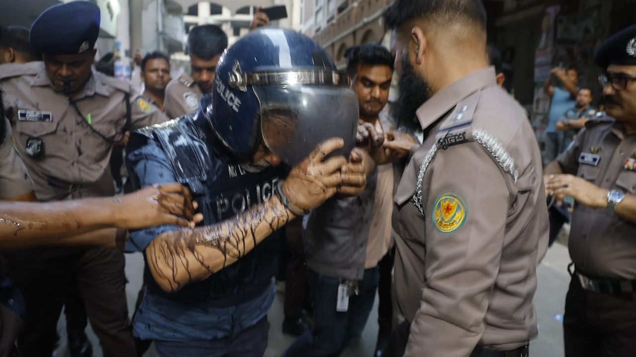 মাসুদ উদ্দিন চৌধুরীর ওপর ময়লা পানি নিক্ষেপ