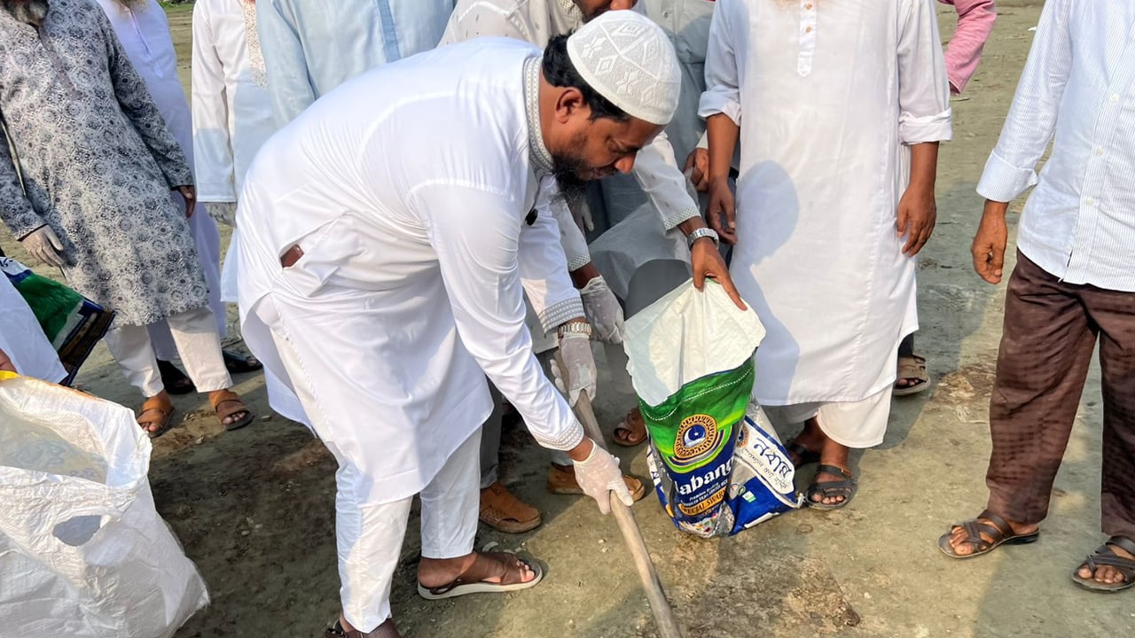পশুর হাটের ময়লা নিজেই পরিষ্কার করলেন এমপি মাসুদ