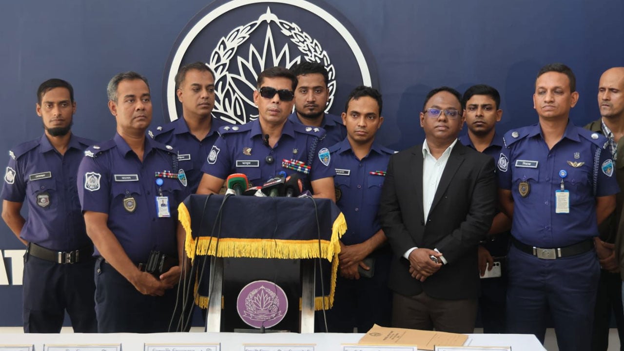 ফটিকছড়িতে বড় সাজ্জাদ বাহিনীর ‘কালা মোবারকসহ ৪ সন্ত্রাসী গ্রেপ্তার