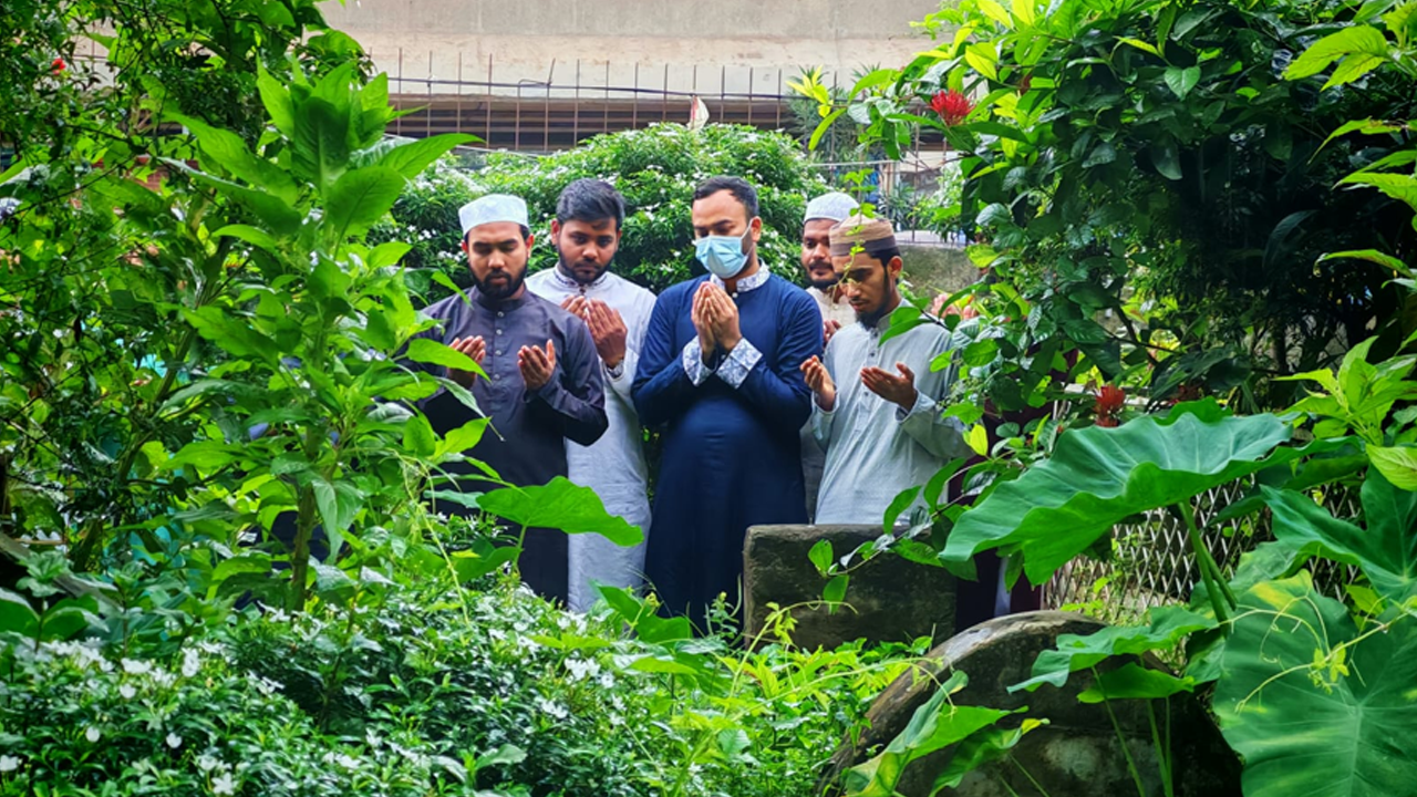 মৃত্যুবার্ষিকীতে কবি মতিউর রহমান মল্লিকের কবর জিয়ারত