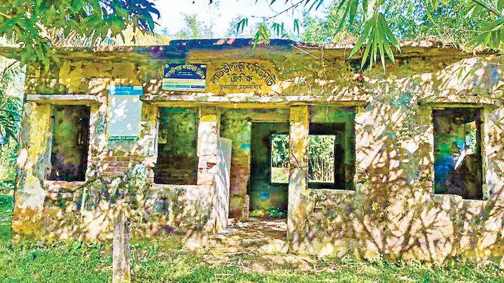 ফুলবাড়ীয়ায় ৫৩ কমিউনিটি ক্লিনিকের ২৭টিই ঝুঁকিপূর্ণ