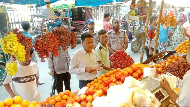 নিত্যপণ্য ও এলপি গ্যাসের বাজারে অভিযান: ১০২ প্রতিষ্ঠানকে ১০ লাখ টাকা জরিমানা