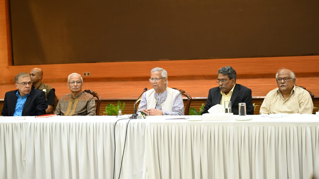 প্রধান উপদেষ্টার সঙ্গে বৈঠকে রাজনৈতিক দলের প্রতিনিধিরা