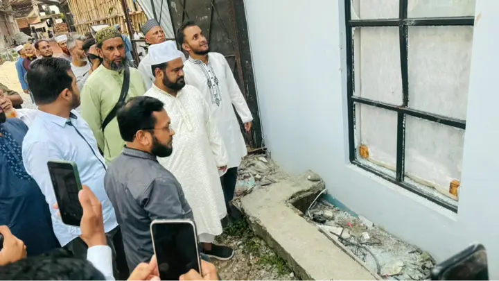 মিরপুরে ক্ষতিগ্রস্ত স্বাস্থ্যকেন্দ্র পরিদর্শনে মহানগর জামায়াত সেক্রেটারি