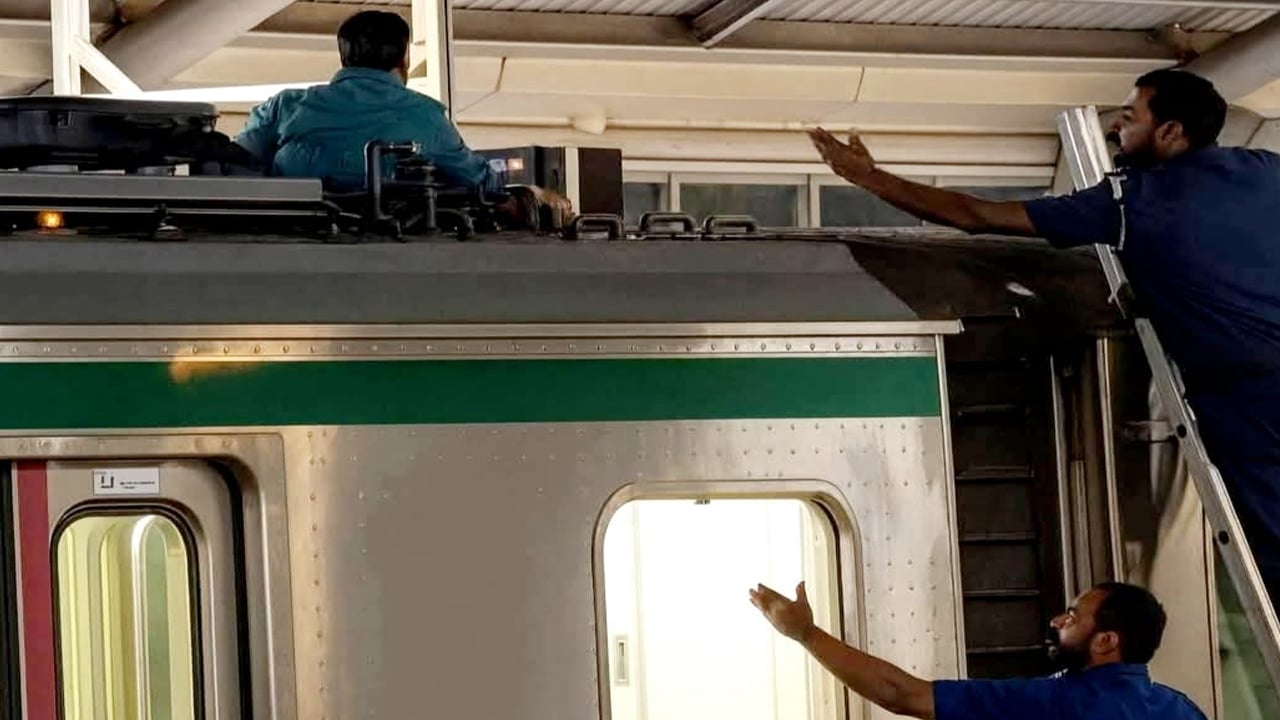 মেট্রোর ছাদে ২ কিশোর, চলাচল বন্ধ