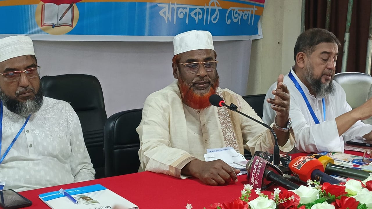 বিএনপি কাটা গিলতেও পারে না ফেলতেও পারে না