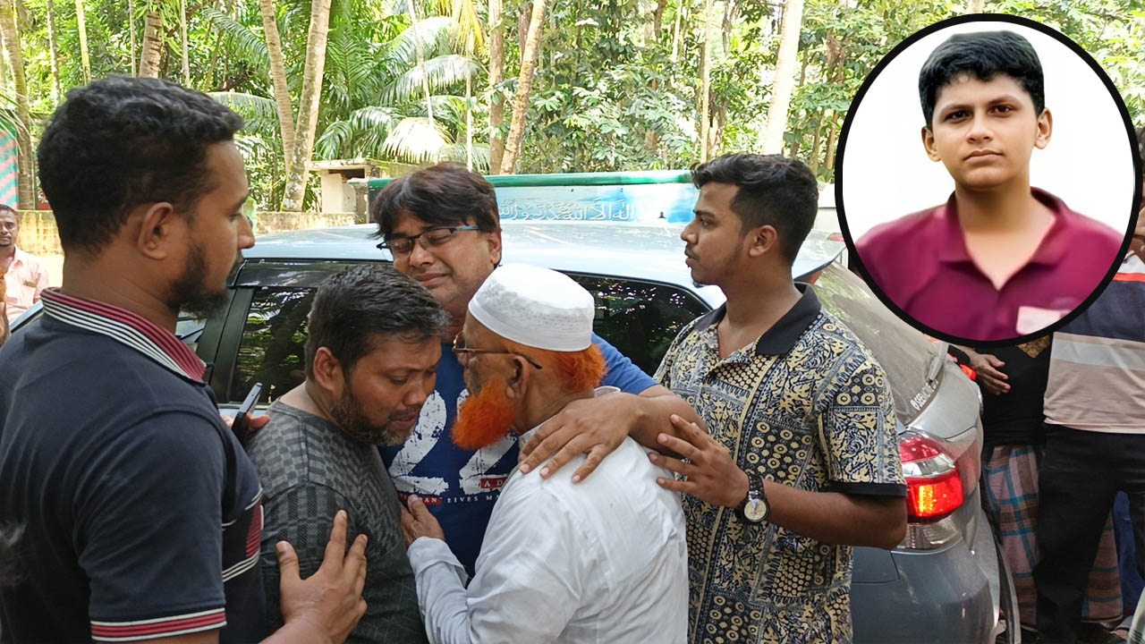 আগুনে ঝলসেও কাঁধে ব্যাগ নিয়ে বেরিয়ে আসে সায়ান