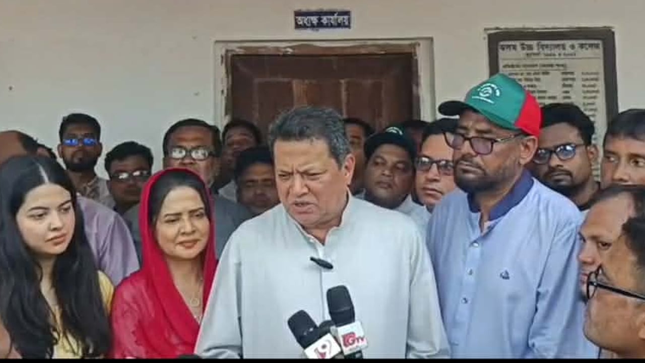 প্রধানমন্ত্রী দৈনিক ১৮-১৯ ঘণ্টা কাজ করে যাচ্ছেন: গণপূর্ত মন্ত্রী