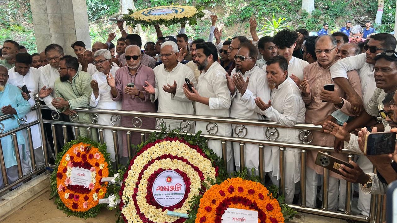 শহীদ রাষ্ট্রপতি জিয়াউর রহমানের প্রথম সমাধিস্থলে সমাজকল্যাণমন্ত্রীর শ্রদ্ধা