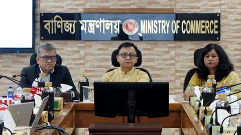 পণ্য খালাসের সময় ও ব্যয় কমাতে সমন্বিত কর্মপরিকল্পনার তাগিদ বাণিজ্যমন্ত্রীর
