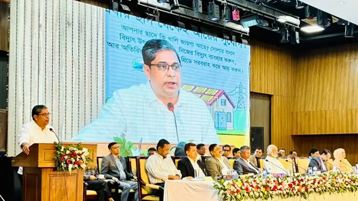 নিজ বাসভবনের ছাদের সৌরবিদ্যুৎ থেকে জাতীয় গ্রিডে ১২০০ ইউনিট দিয়েছেন প্রধানমন্ত্রী