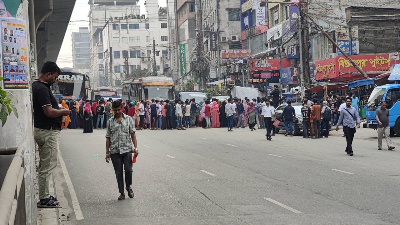 বকেয়া বেতনের দাবিতে মিরপুরে পোশাককর্মীদের সড়ক অবরোধ