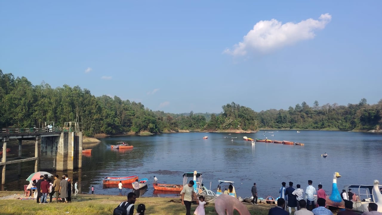 মিরসরাইয়ের বিনোদন স্পটে পর্যটকদের ঢল