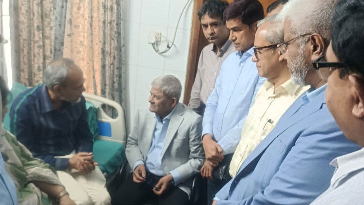 ডা. রফিককে দেখতে হাসপাতালে মির্জা ফখরুল