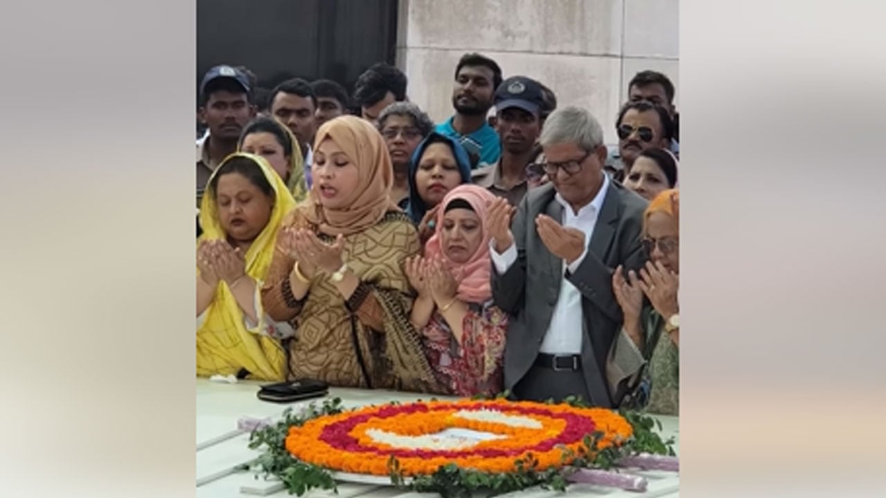 মোনাজাত ধরলেন হেলেন জেরিন, শরিক হলেন মির্জা ফখরুল