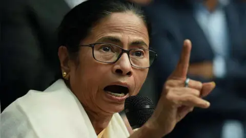 পশ্চিমবঙ্গে আইনশৃঙ্খলা পরিস্থিতির অবনতি, রাজনৈতিক উত্তেজনা বাড়ার শঙ্কা