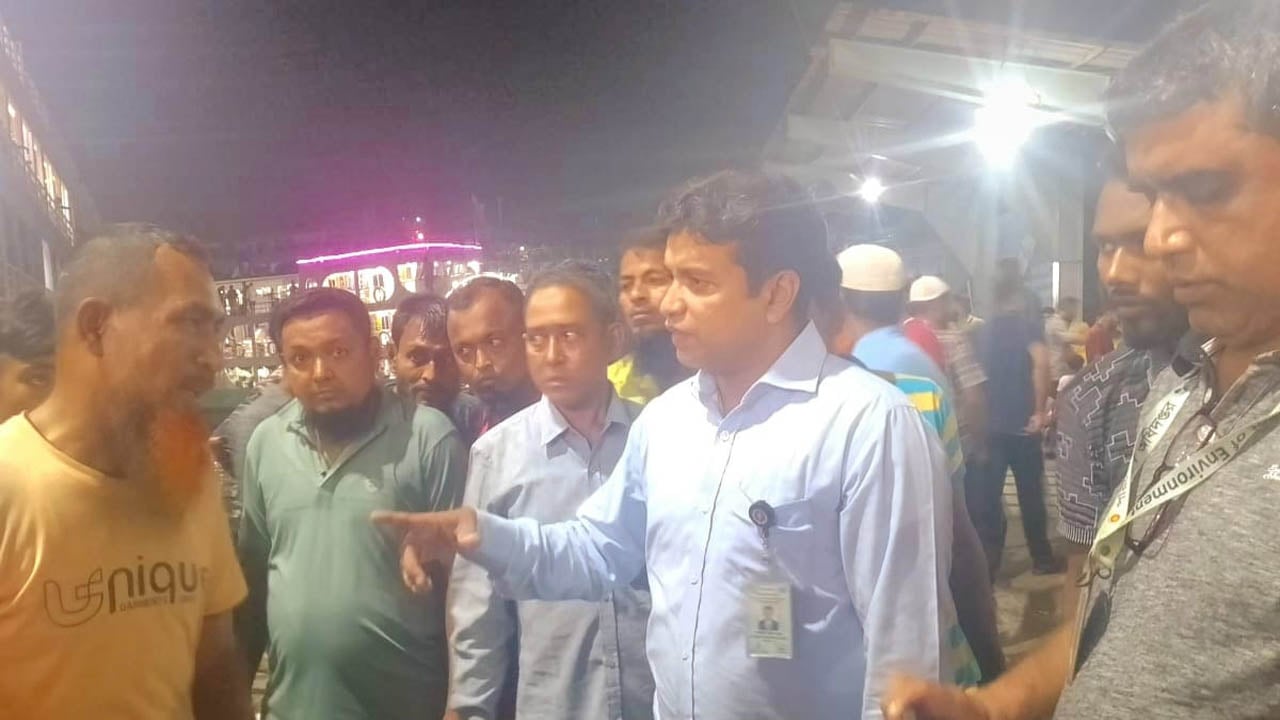 নদী দূষণ রোধে সদরঘাটে মোবাইল কোর্ট