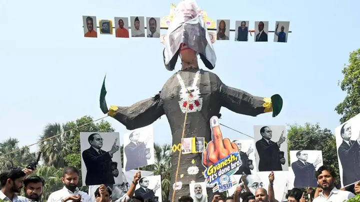 মোদির ছবি যুক্ত করে রাবনের কুশপুত্তলিকা পুড়িয়ে প্রতিবাদ