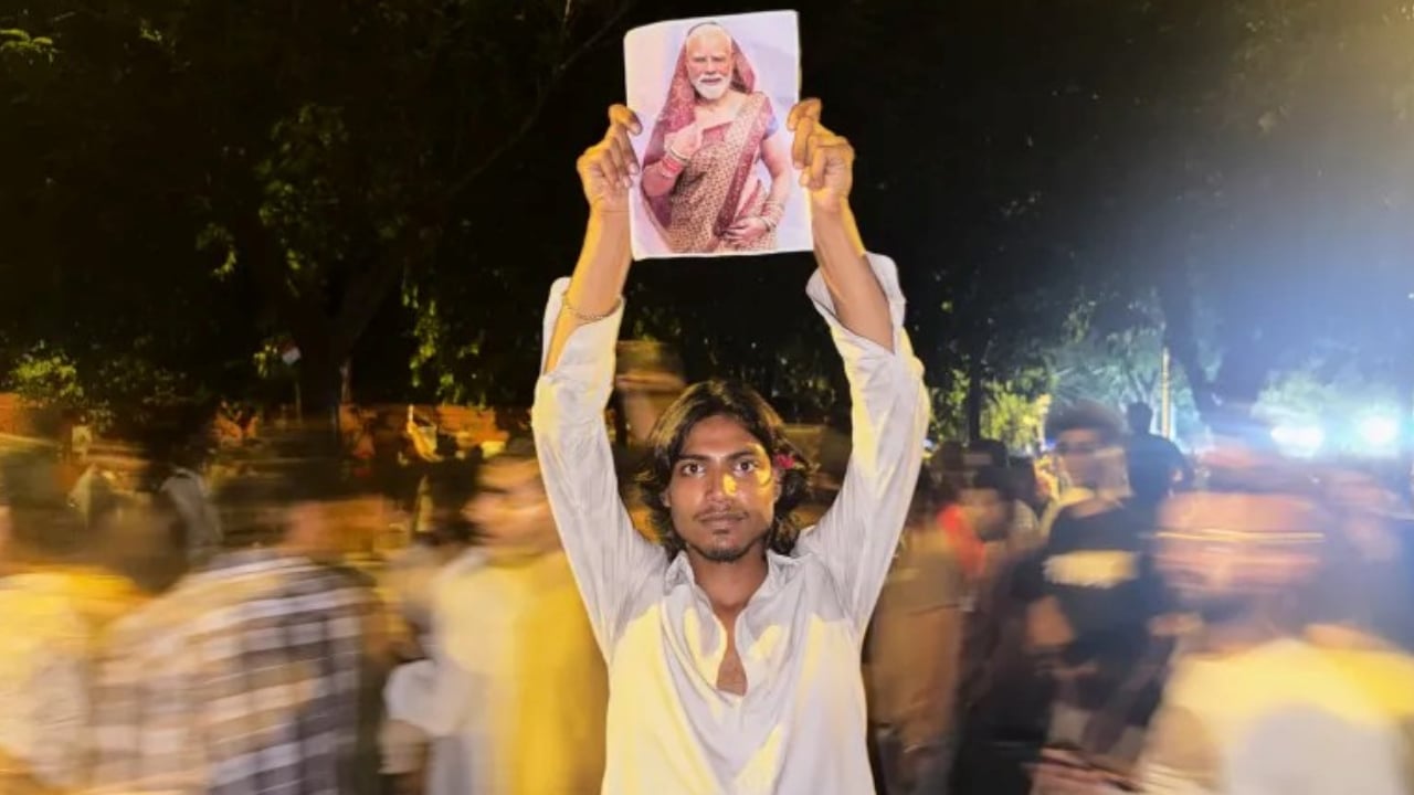 প্রাদেশিক নির্বাচনের আগে মোদির ভাবমূর্তিতে ‘তেলাপোকার’ আঘাত